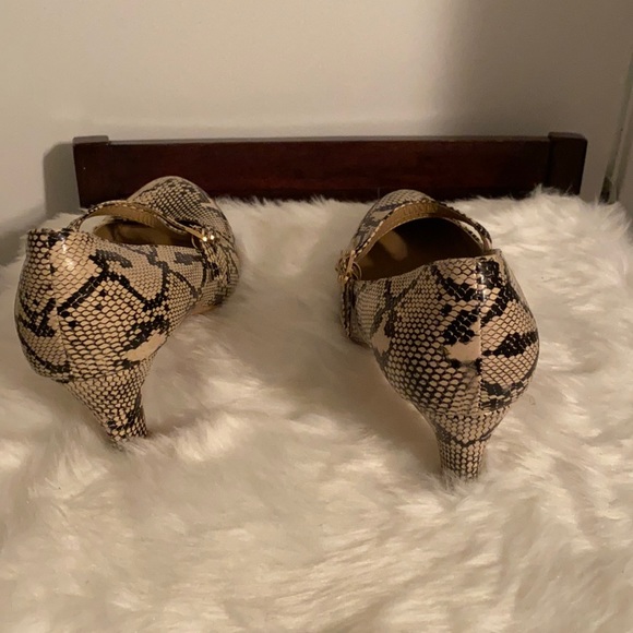 SHOES - Picture 4 of 8